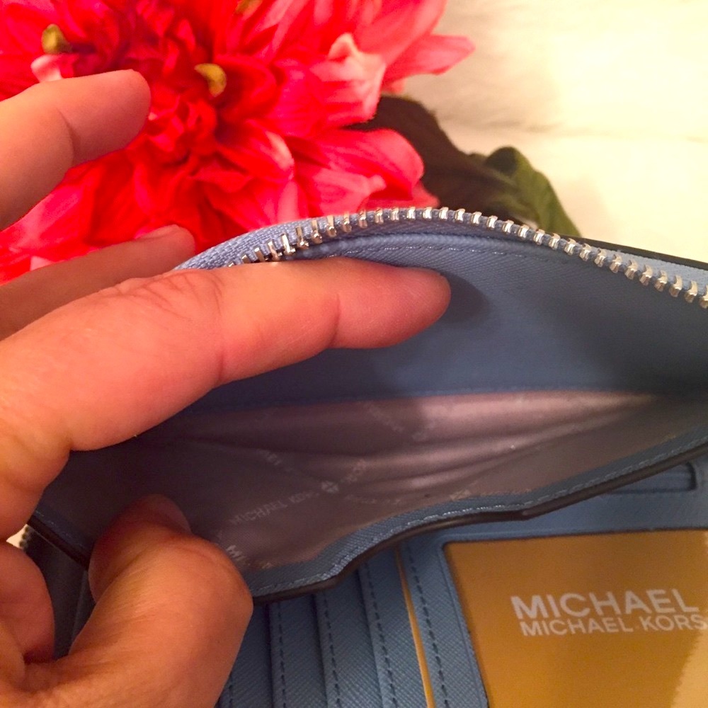 MICHAEL KORS WALLET WRISTLET - Picture 5 of 7